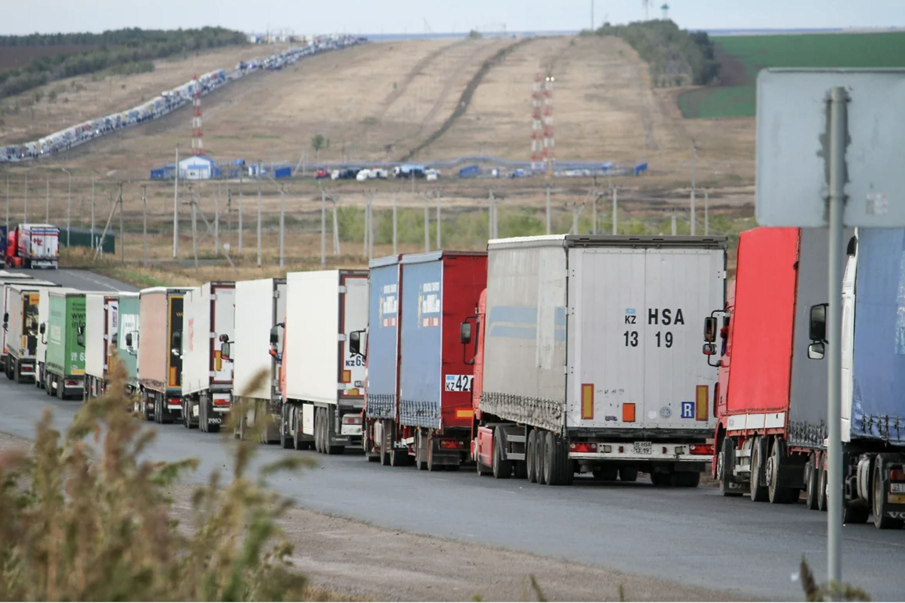 На границе РФ и Казахстана скопилась очередь из нескольких тысяч фур с грузами из Китая, включая товары двойного назначения — «Ъ»