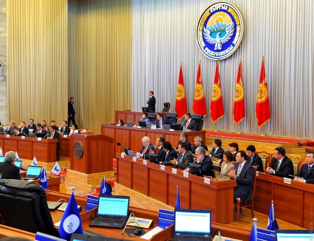 В Кыргызстане в один день уволили трех министров 