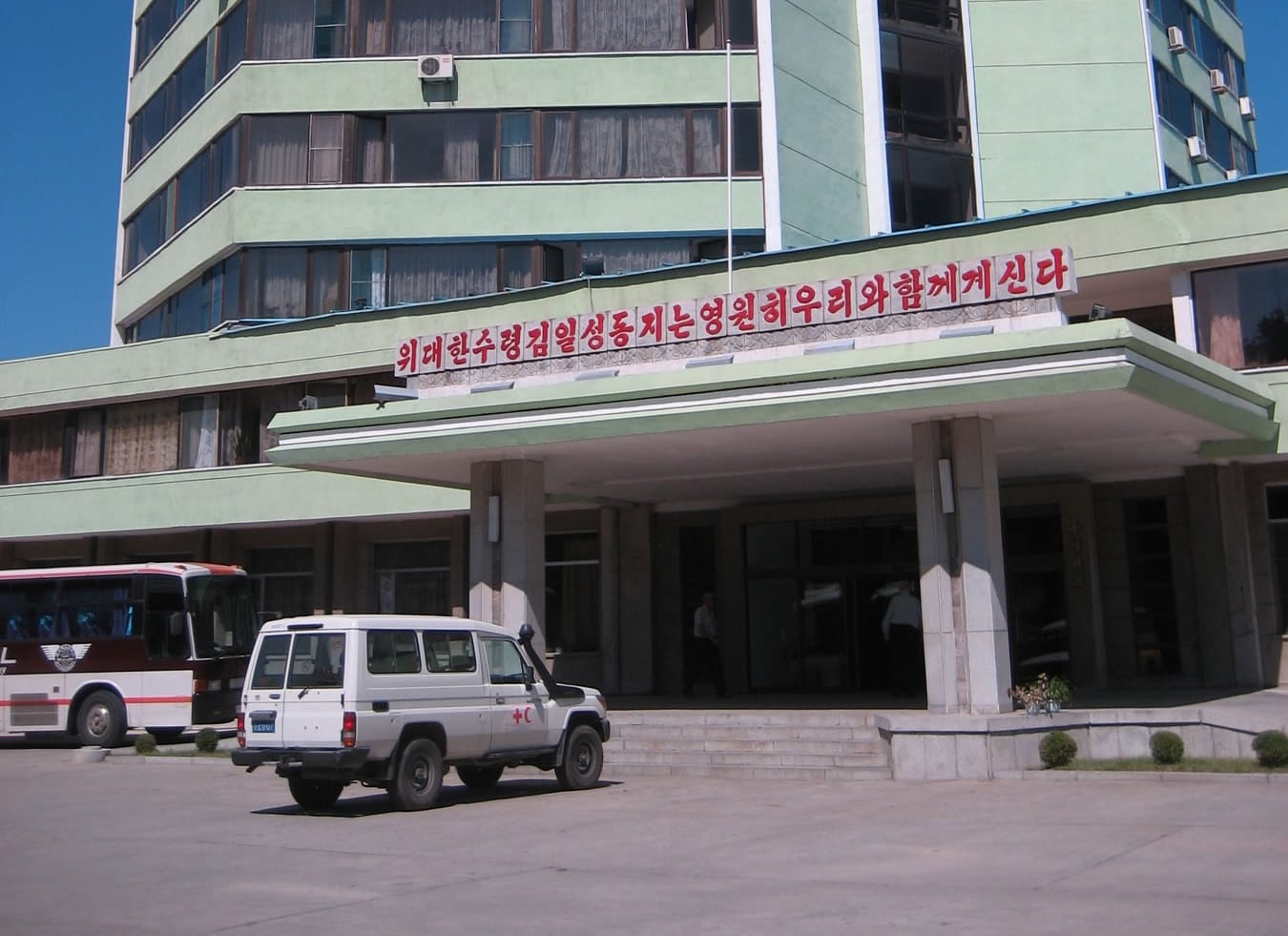 В КНДР гостиницы становятся центрами сбыта и употребления метамфетамина, торговцы подкупают персонал — Daily NK