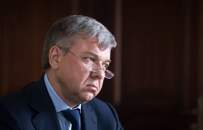 Бывшего главу Росалкогольрегулирования признали виновным в хищении 33 млрд рублей. Его заочно приговорили к 12 годам