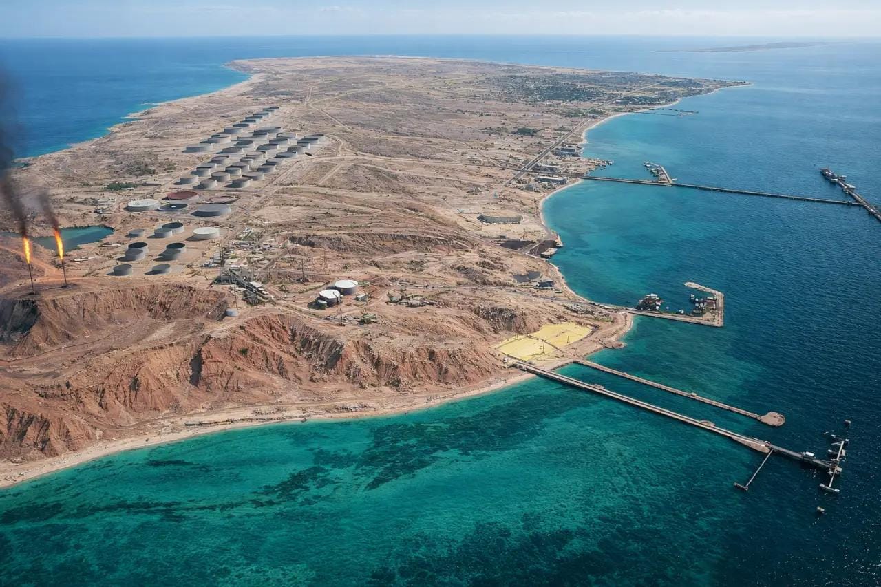 США нанесли удар по острову Харк — ключевому нефтяному терминалу Ирана. Атака вызвала тревогу у нефтяных трейдеров — Bloomberg