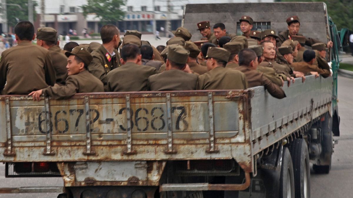 Северокорейские рабочие в России зарабатывают по $10 в месяц и живут в контейнерах с тараканами — доклад