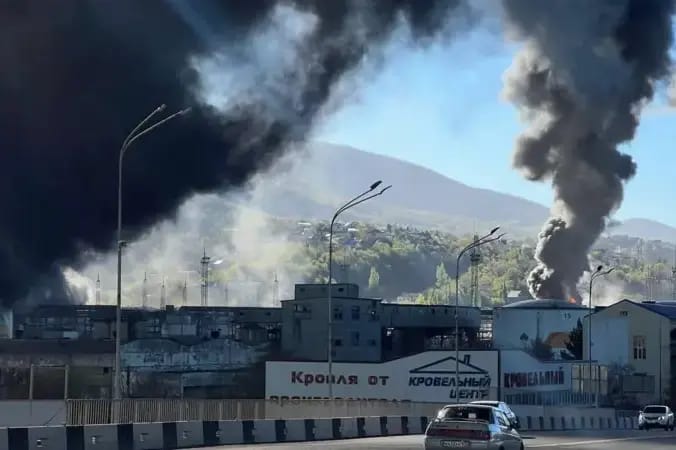 В Туапсе из-за пожаров на НПЗ объявили режим ЧС, в город по поручению Путина приехал глава МЧС