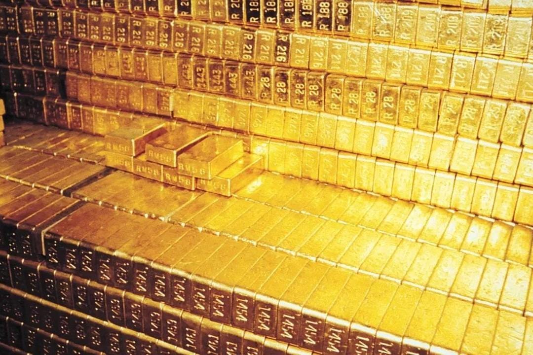 Gold prices to keep setting records as Russia cuts reserves, forecast indicates