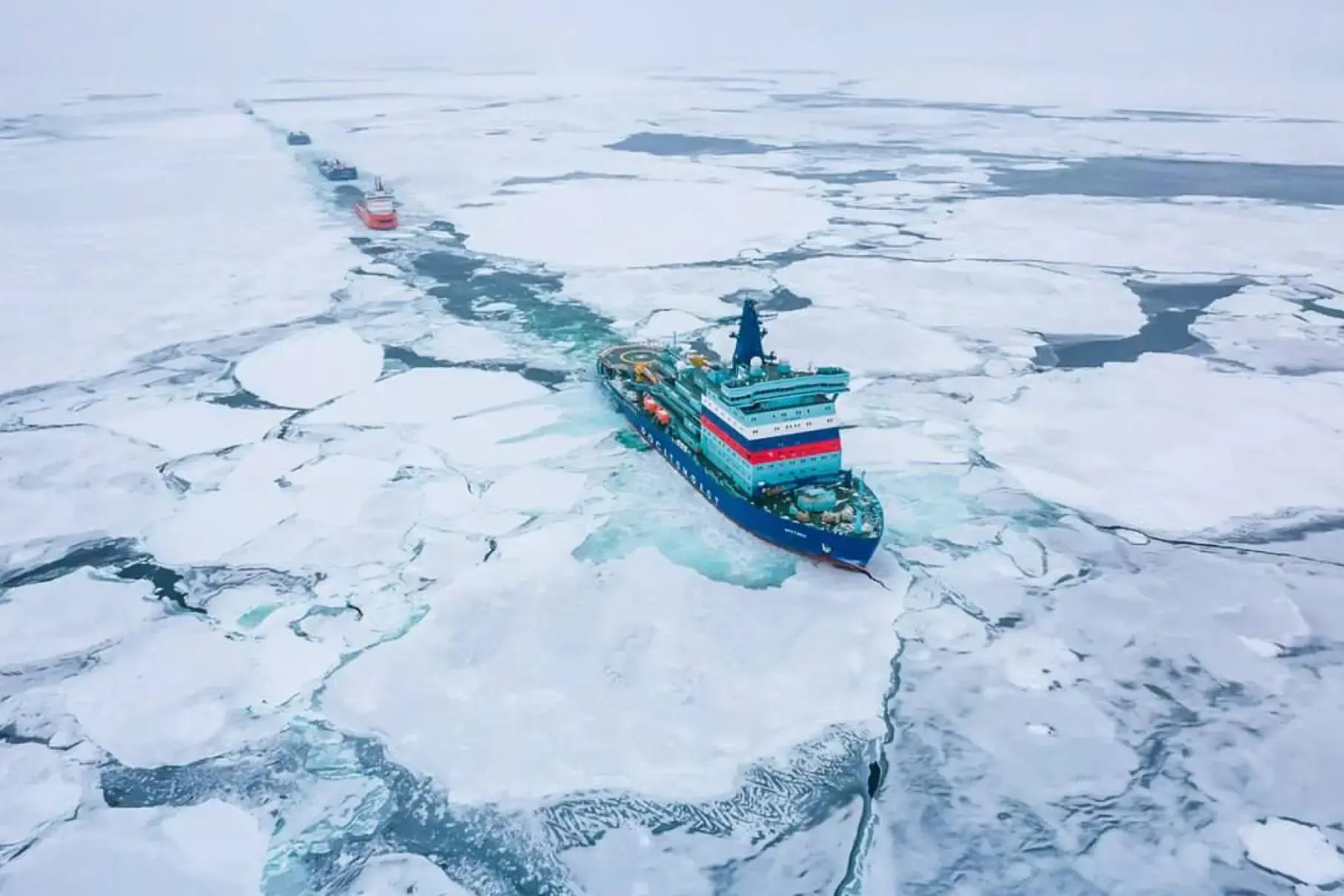 10 танкеров «теневого флота» дрейфуют в Карском море в ожидании ледоколов. Предположительно, они повезут нефть с арктических месторождений