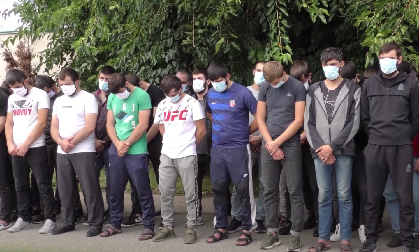 Власти Чечни вернули в республику более 100 человек, заставив их извиниться за недостойное поведение