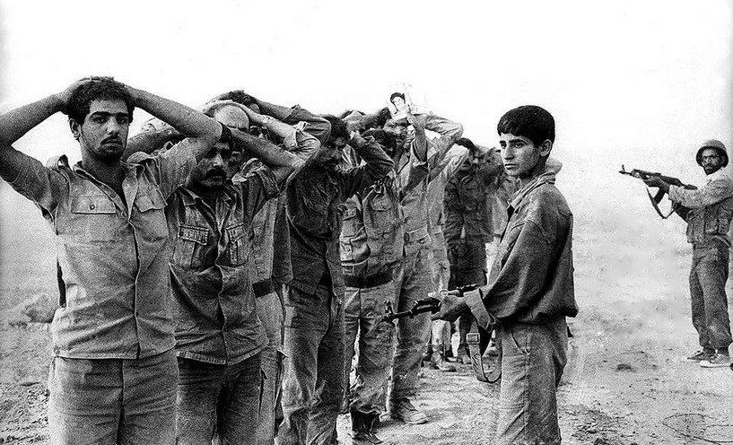 Иракские военнопленные под охраной ополченца