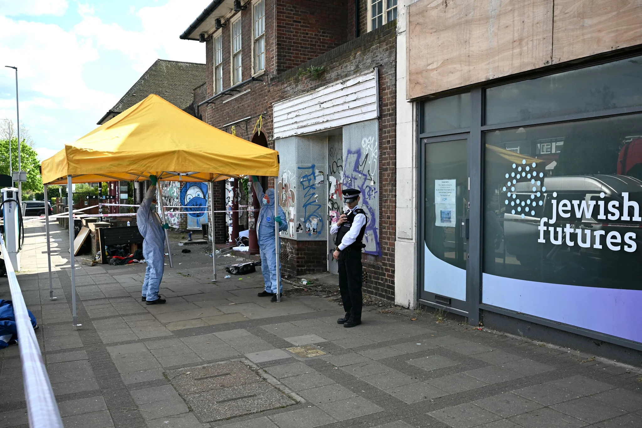 У здания офиса, ранее использовавшегося организацией Jewish Futures, в районе Хендон на северо-западе Лондона, 18 апреля 2026 года