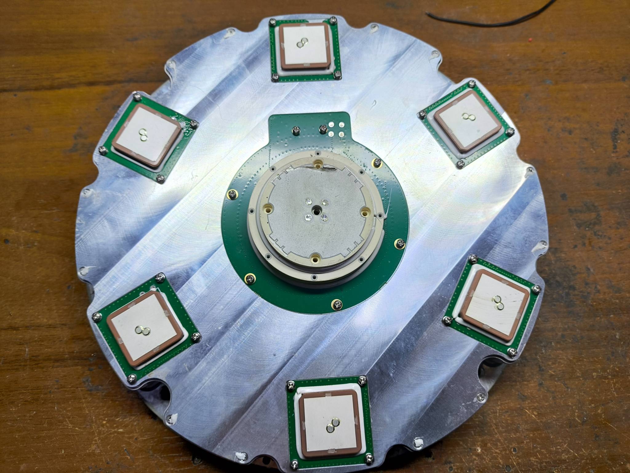 The internals of a GI004 antenna