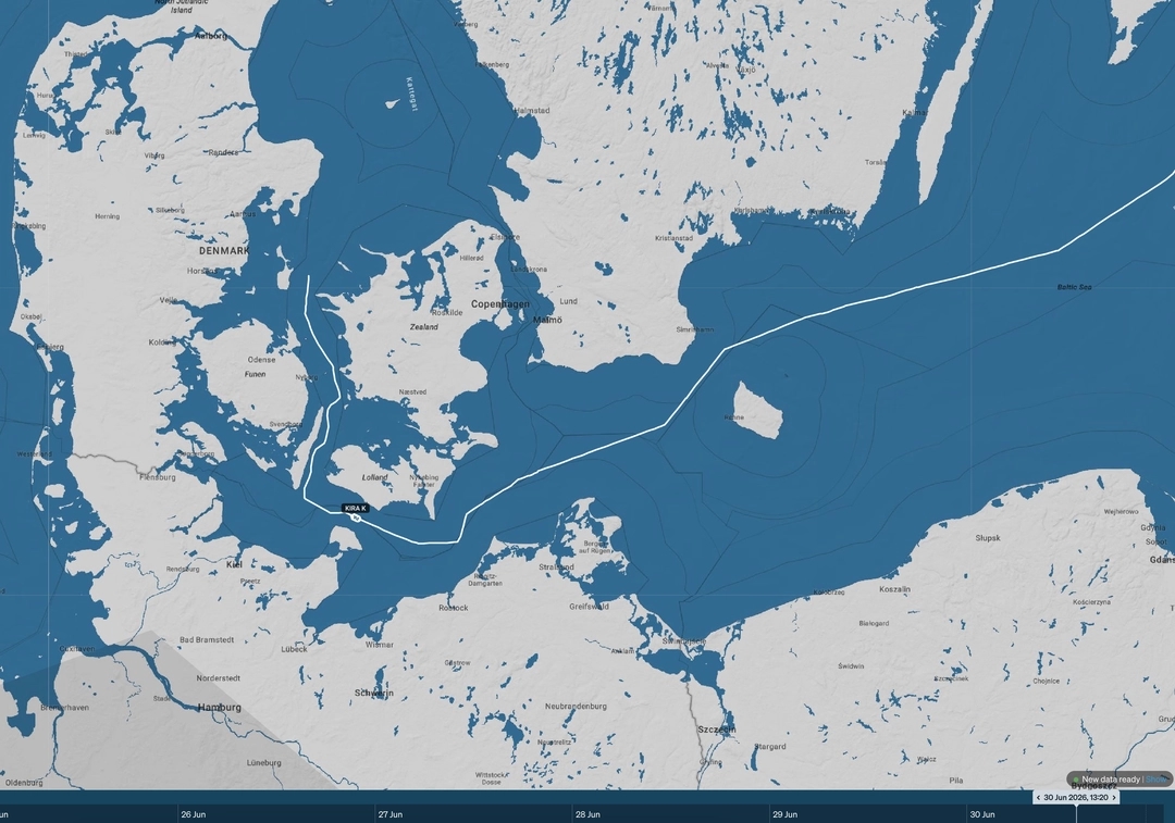 The screenshot shows the vessel in the Fehmarn Belt strait, where the incident occurred