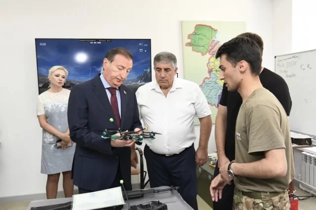 Заур Аскендеров в учебном центре «Технолет» при ДГПУ