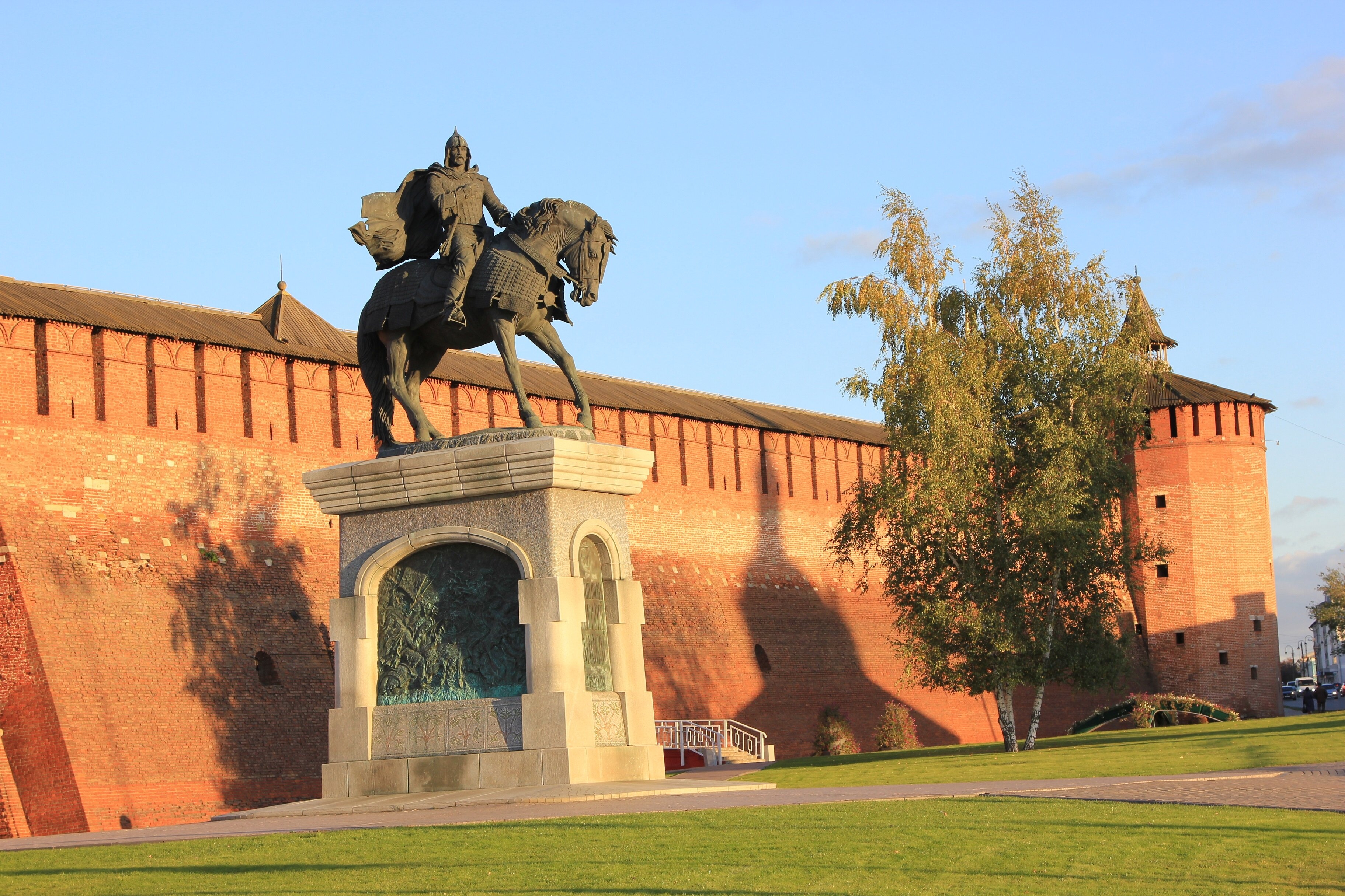 Памятник Дмитрию Донскому, установленный в Коломне в 2007 году. Автор скульптурной группы — Александр Рукавишников