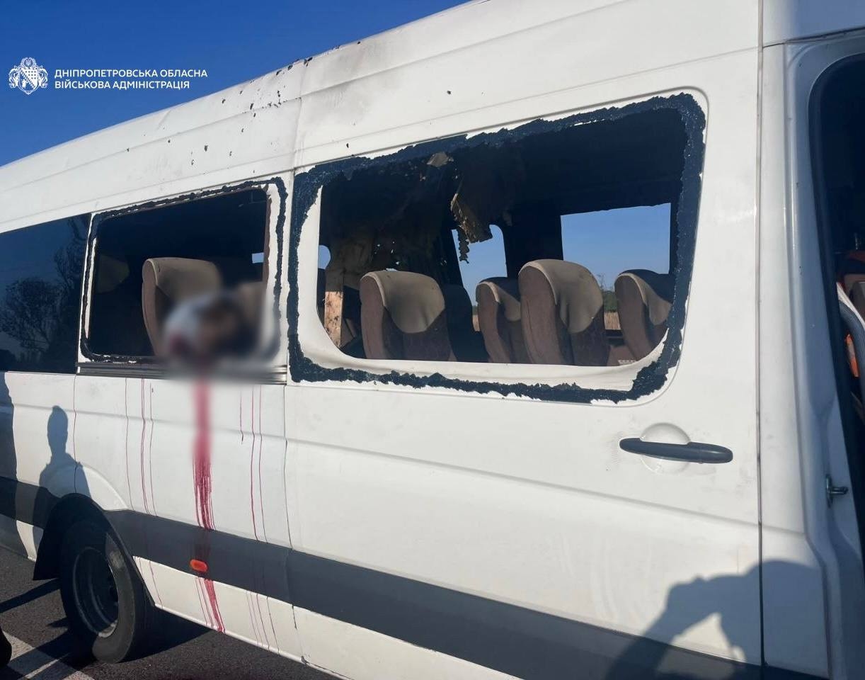 Последствия российского удара по рейсовому автобусу в Днепропетровской области