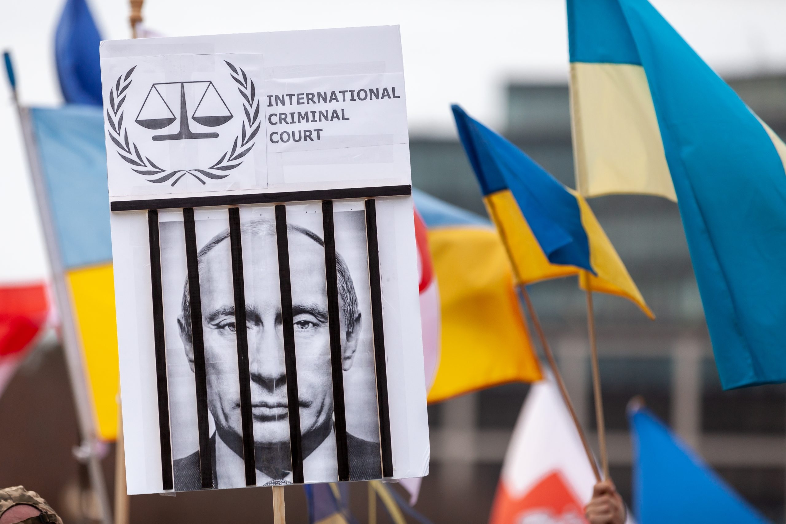 Протест против вторжения России в Украину с призывом к международному трибуналу над Владимиром Путиным
