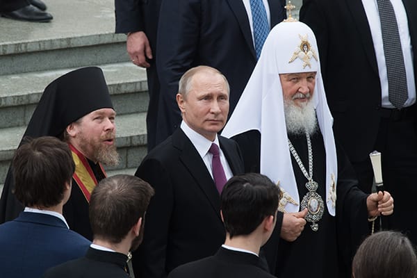 Сотрудники ФСБ следили за священником, служащим в монастыре «духовника Путина» Тихона Шевкунова — «Фонтанка»