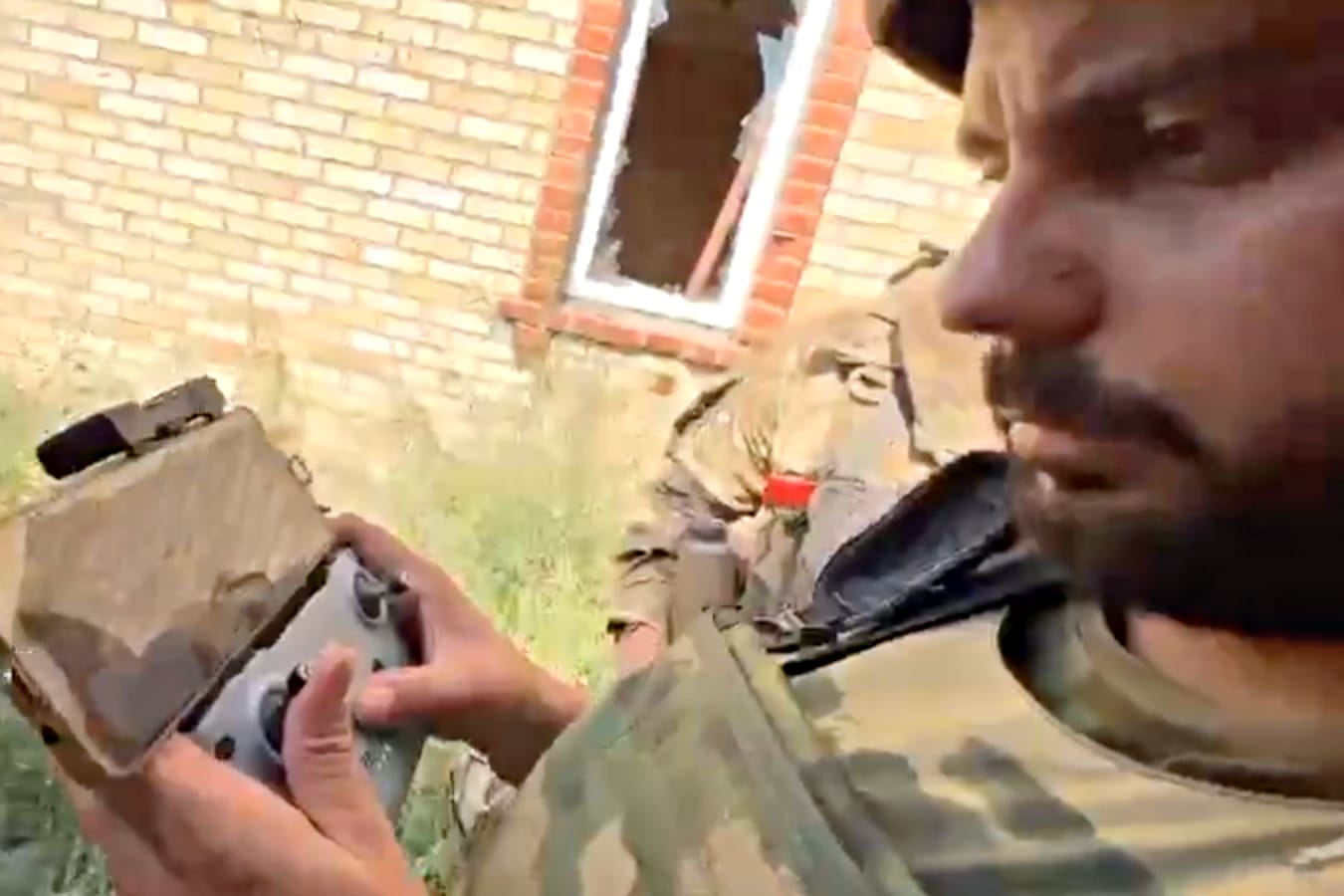 ВСУ перехватили дрон российских бойцов, корреспондента ВГТРК Сладкова и неонациста Мильчакова. Видео