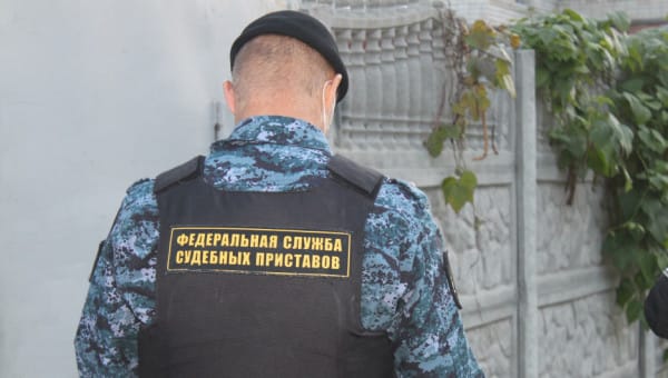В Госдуму внесли законопроект, наделяющий судебных приставов правом применять огнестрельное оружие и спецсредства