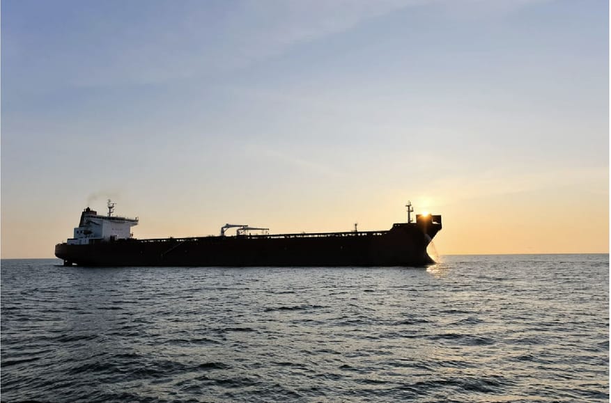 65 tankers drop anchor after latest round of U.S. sanctions against Russia’s oil industry and “shadow fleet”