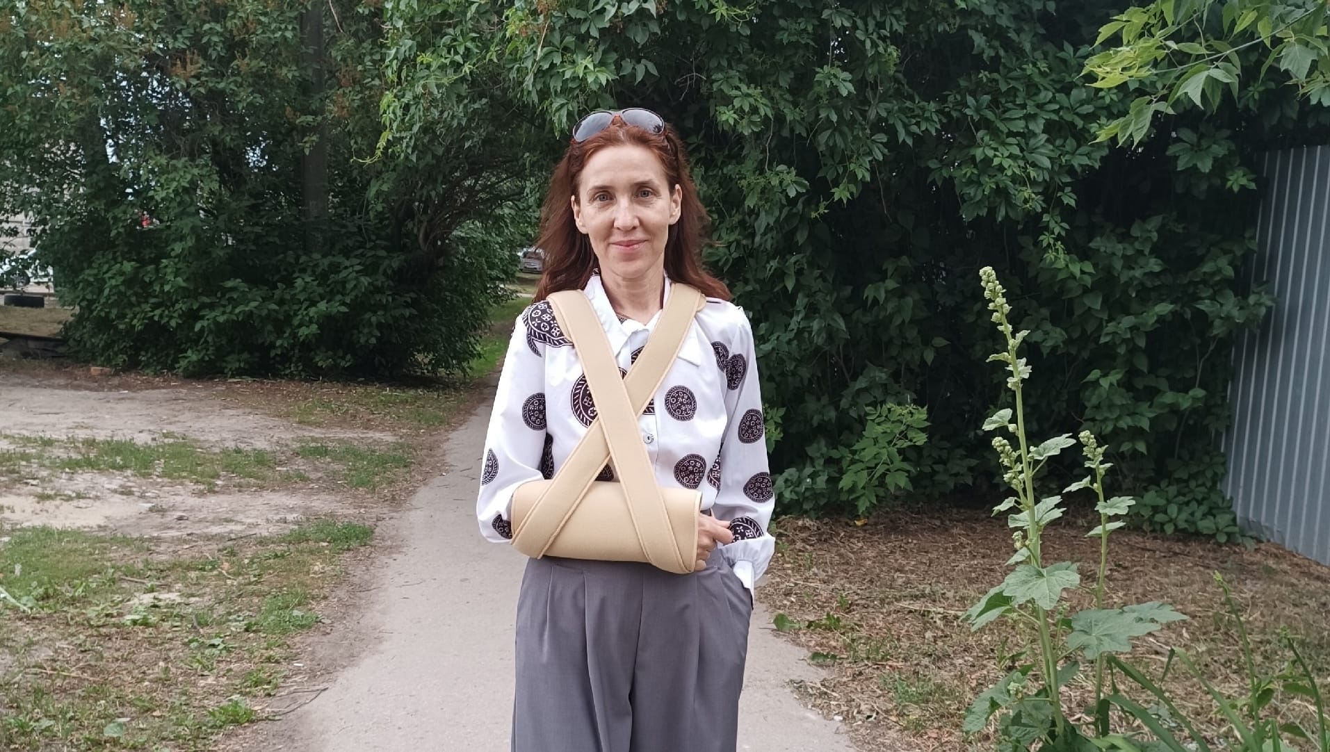 Рязанские полицейские сломали палец пенсионерке, которая фотографировала цветы. Они приняли ее за закладчицу и пытались задержать