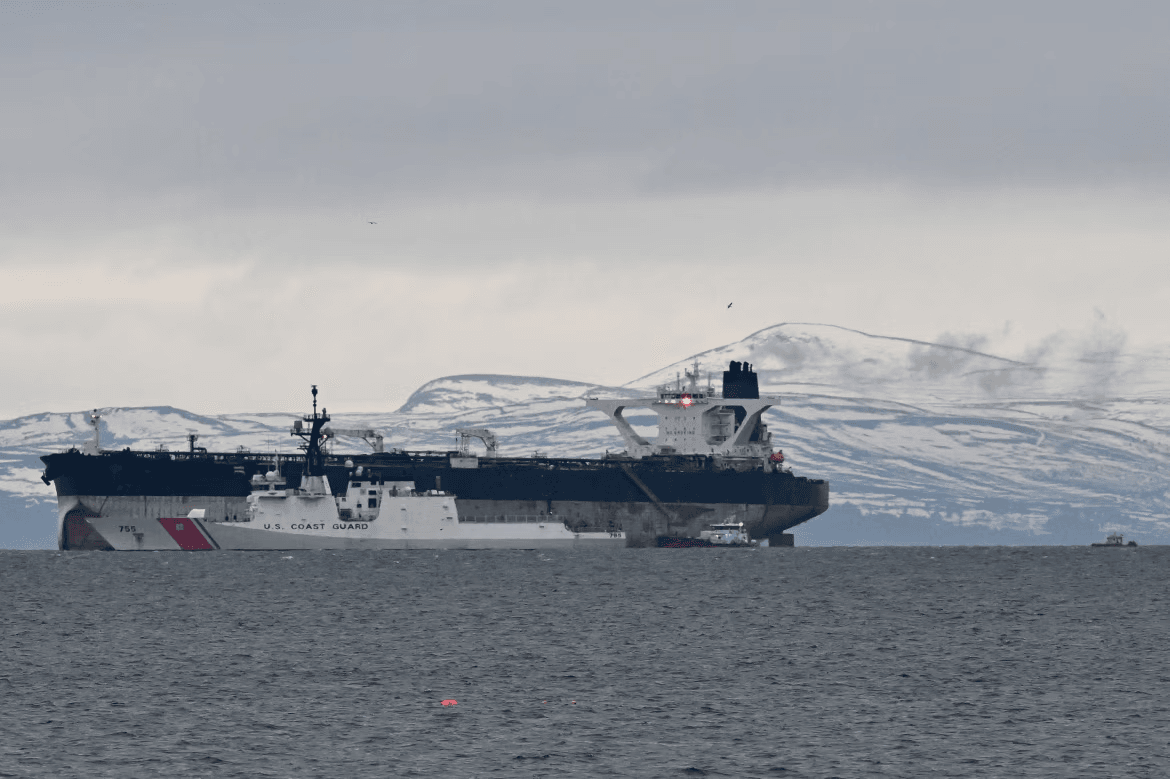 Вашингтон рассматривает возможность захвата танкеров, связанных с Тегераном, чтобы усилить давление на режим в стране — WSJ