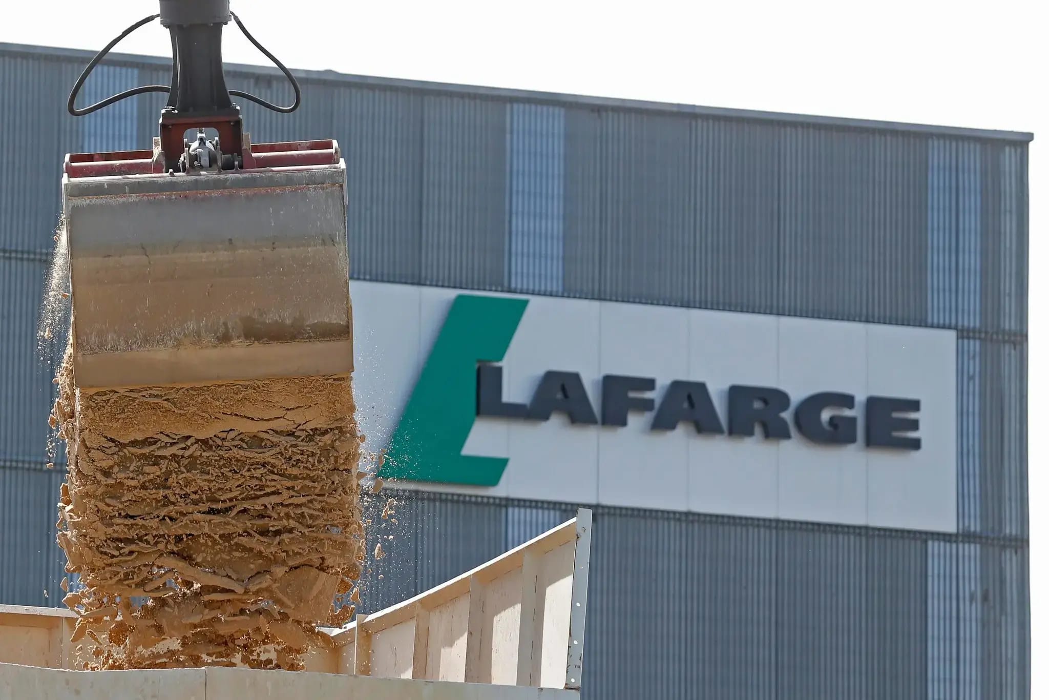 Парижский суд признал изготовителя цемента Lafarge виновным в финансировании ИГИЛ ради работы завода в Сирии