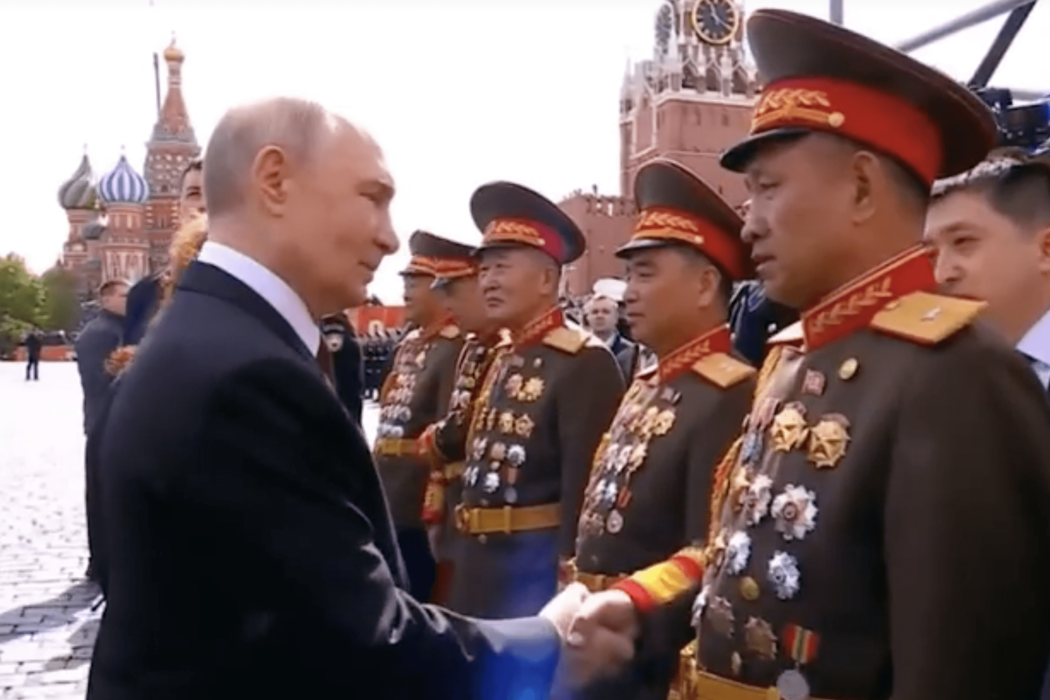 Владимир Путин тайно наградил северокорейских генералов за операцию в Курской области — NK News