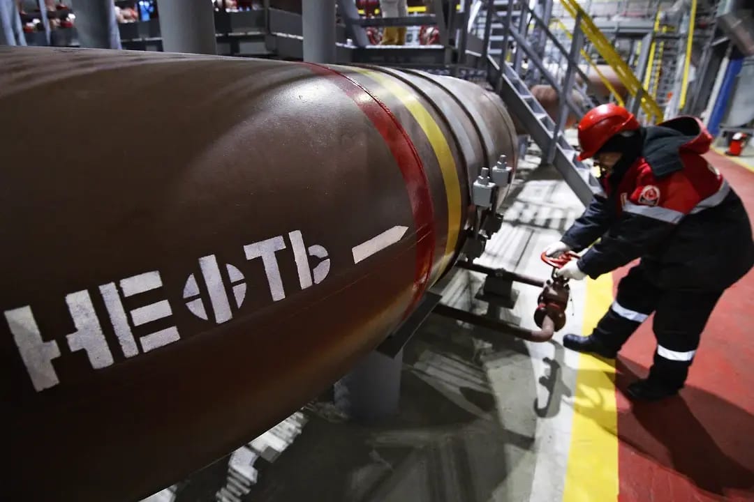 США еще на месяц продлили послабления для покупателей российской нефти — Reuters