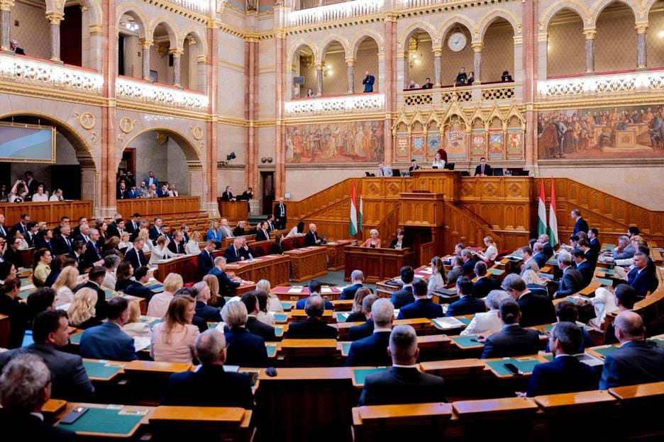 Парламент Венгрии проголосовал за отмену выхода страны из юрисдикции МУС