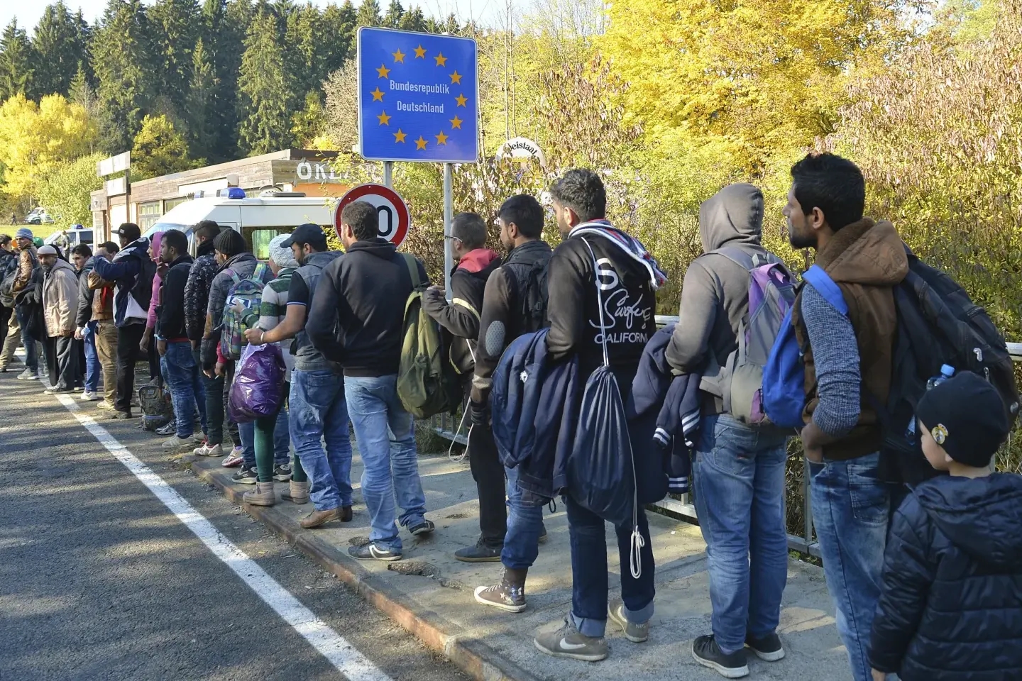 A group of migrants being guided by German federal police officers after crossing the Austria-Germany border near Passau in October 2015. Photo: Kerstin Joensson / AP