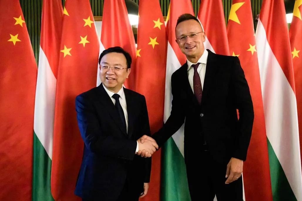 Петер Сийярто и генеральный директор BYD Ван Чуаньфу / Фото: Facebook Петер Сийярто
