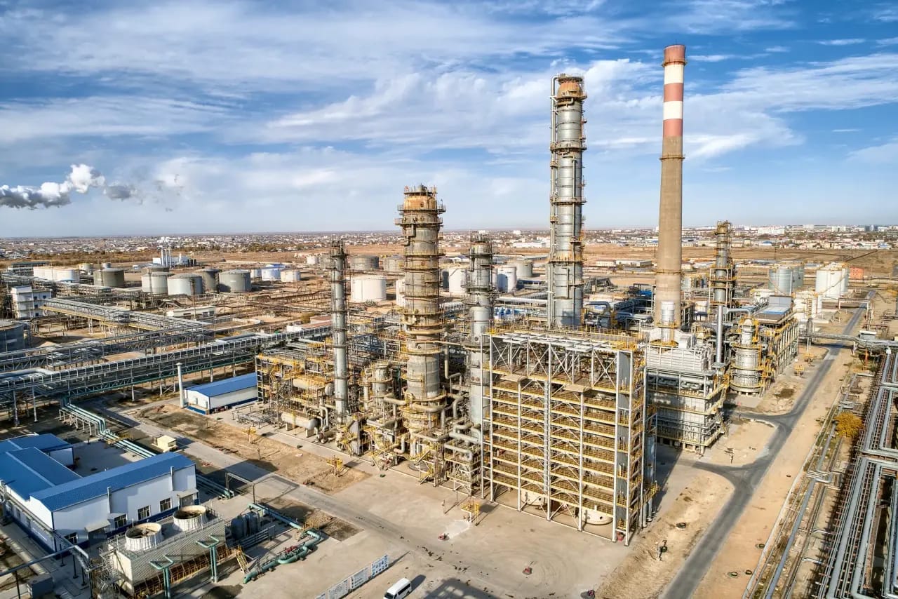 Казахстан обсуждает с Москвой переработку российской нефти и поставки топлива обратно в Россию на фоне дефицита