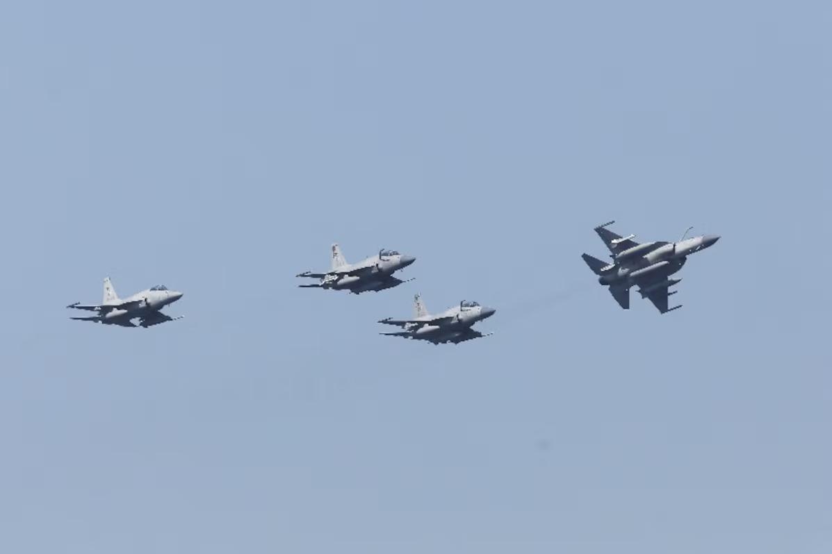 Самолёты JF-17 Thunder ВВС Пакистана пролетают над Аравийским морем во время морской фазы многонациональных учений ВМС Пакистана AMAN-23 недалеко от Карачи, 13 февраля 2023 года. Фото: Akhtar Soomro / File / Reuters