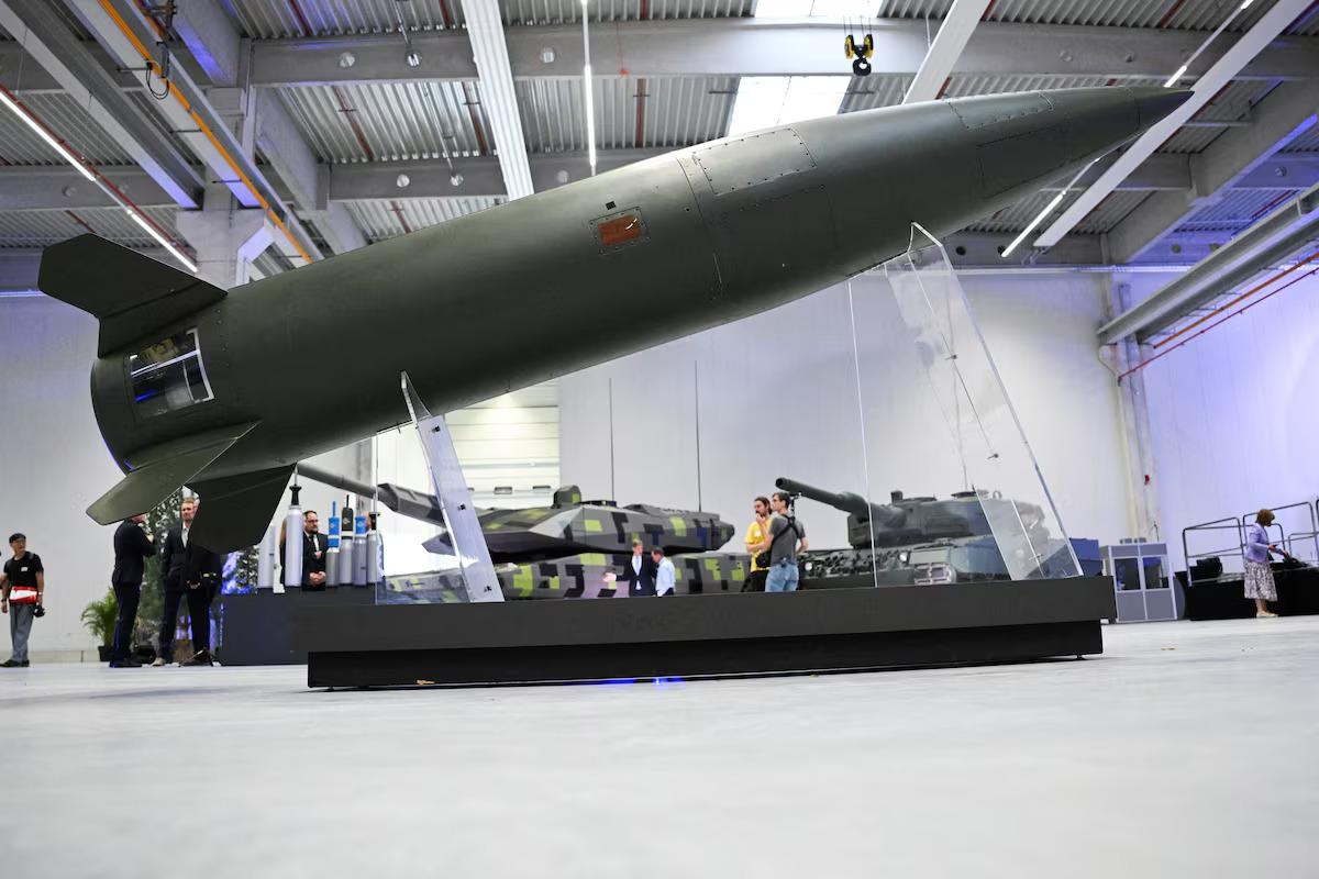 Ракета ATACMS на открытии нового артиллерийского завода Rheinmetall в Унтерлюсе, Германия, 27 августа 2025 года. Фото: Annegret Hilse / Reuters