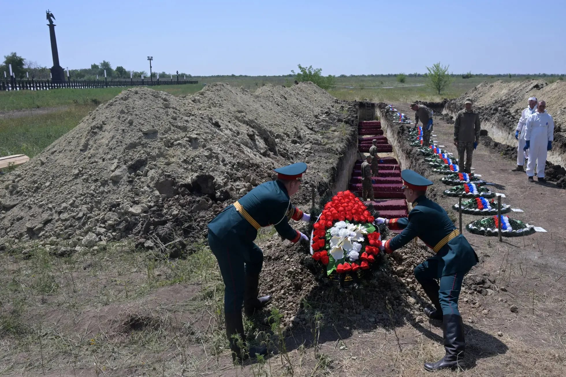 В России начали возбуждать дела о госизмене из-за фотографий могил военных. За такие снимки предлагают деньги от имени «Медиазоны»
