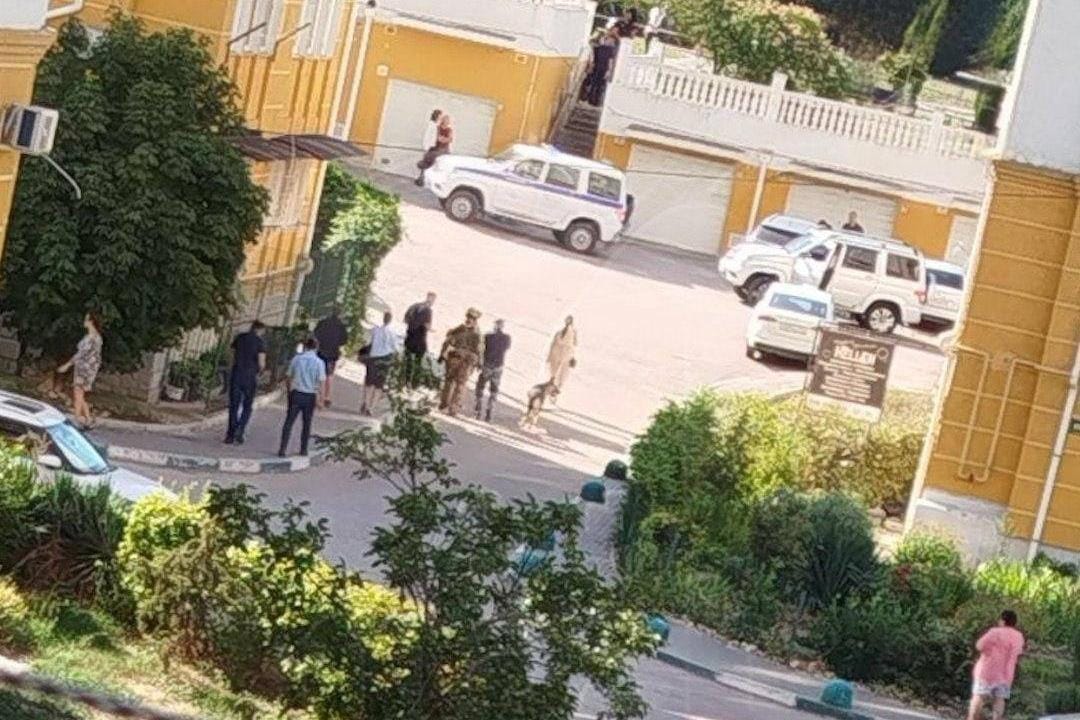 В Севастополе сработала заложенная на улице бомба, погиб мужчина. По неподтвержденным данным, погибший — капитан 1-го ранга
