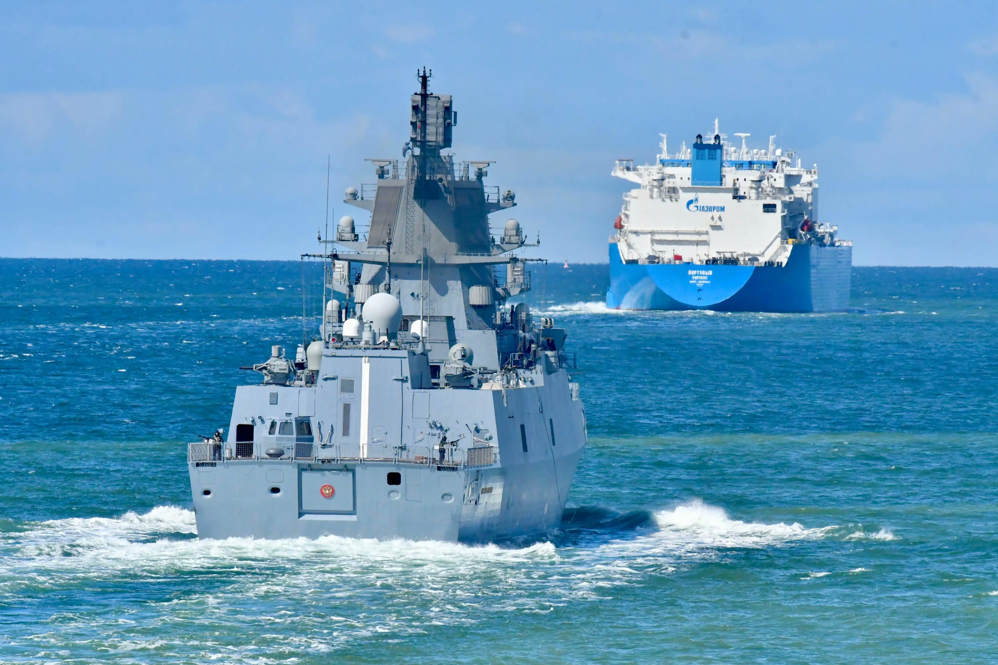 Фото: фрегат «Адмирал Касатонов» и танкер-газовоз «Портовый» / Russian Forces Spotter