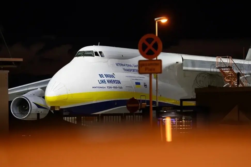Ukrainian Antonov cargo aircraft (like the one pictured above) have been used to transport military supplies for Ukraine from Leipzig/Halle airport. Photo: Hendrik Schmidt / dpa / picture alliance