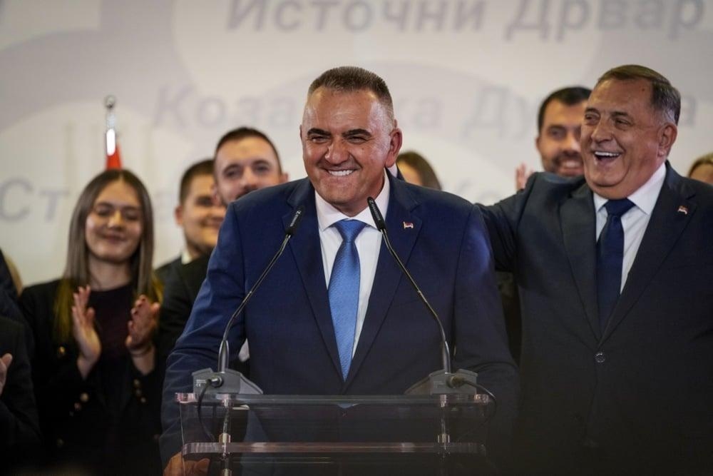 Премьер Республики Сербской Саво Минич (слева) и Милорад Додик (справа) празднуют победу на выборах. Фото: EPA/NIDAL SALJIC.