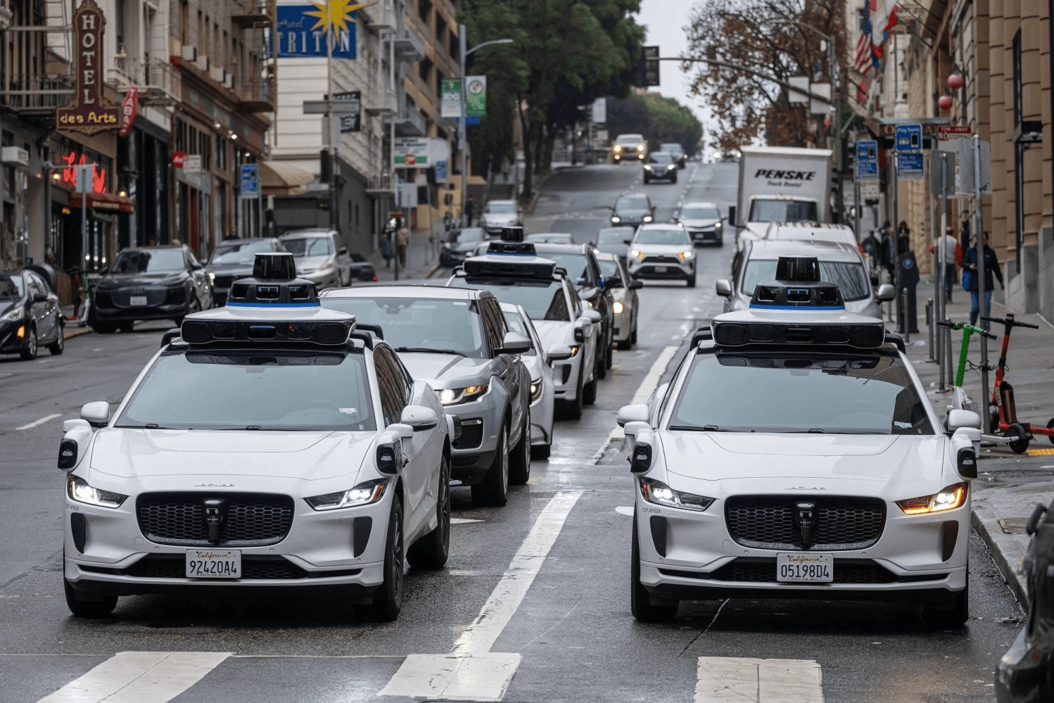 Фото: беспилотные такси на базе технологий американской компании Waymo / Bloomberg
