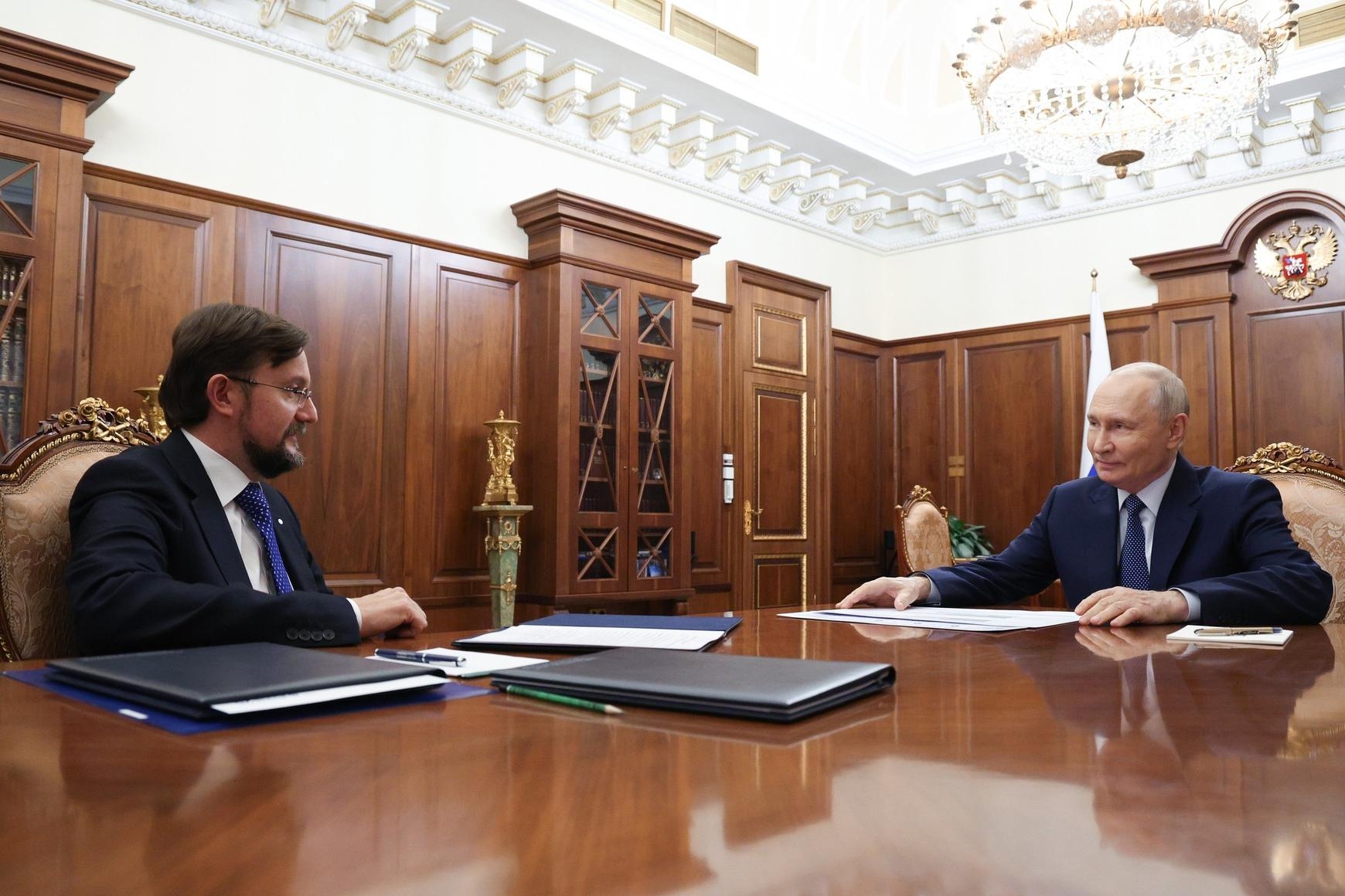 Владимир Путин с председателем Общероссийской общественной организации «Деловая Россия» Алексеем Репиком, 12 октября 2026 года. Фото: Кремль