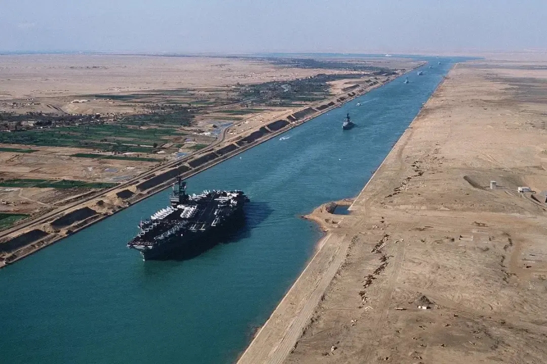 The aircraft carrier USS America (CV-66) during its transit through the Suez Canal in May 1981. Photo: W. M. Welch / US Navy / Wikimedia Commons
