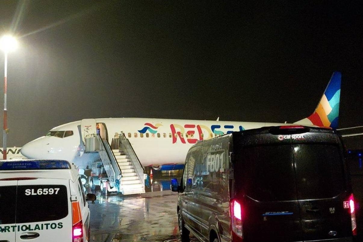 Самолет Red Sea Airlines, следовавший из Хургады в Санкт-Петербург, в аэропорту Хельсинки, 17 октября 2026 года. Фото: Пограничная служба Финляндии