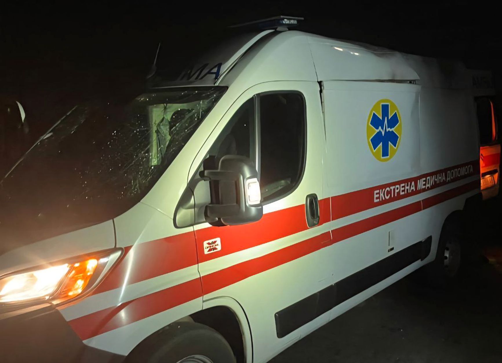 Поврежденный автомобиль скорой в результате ударов по Никополю