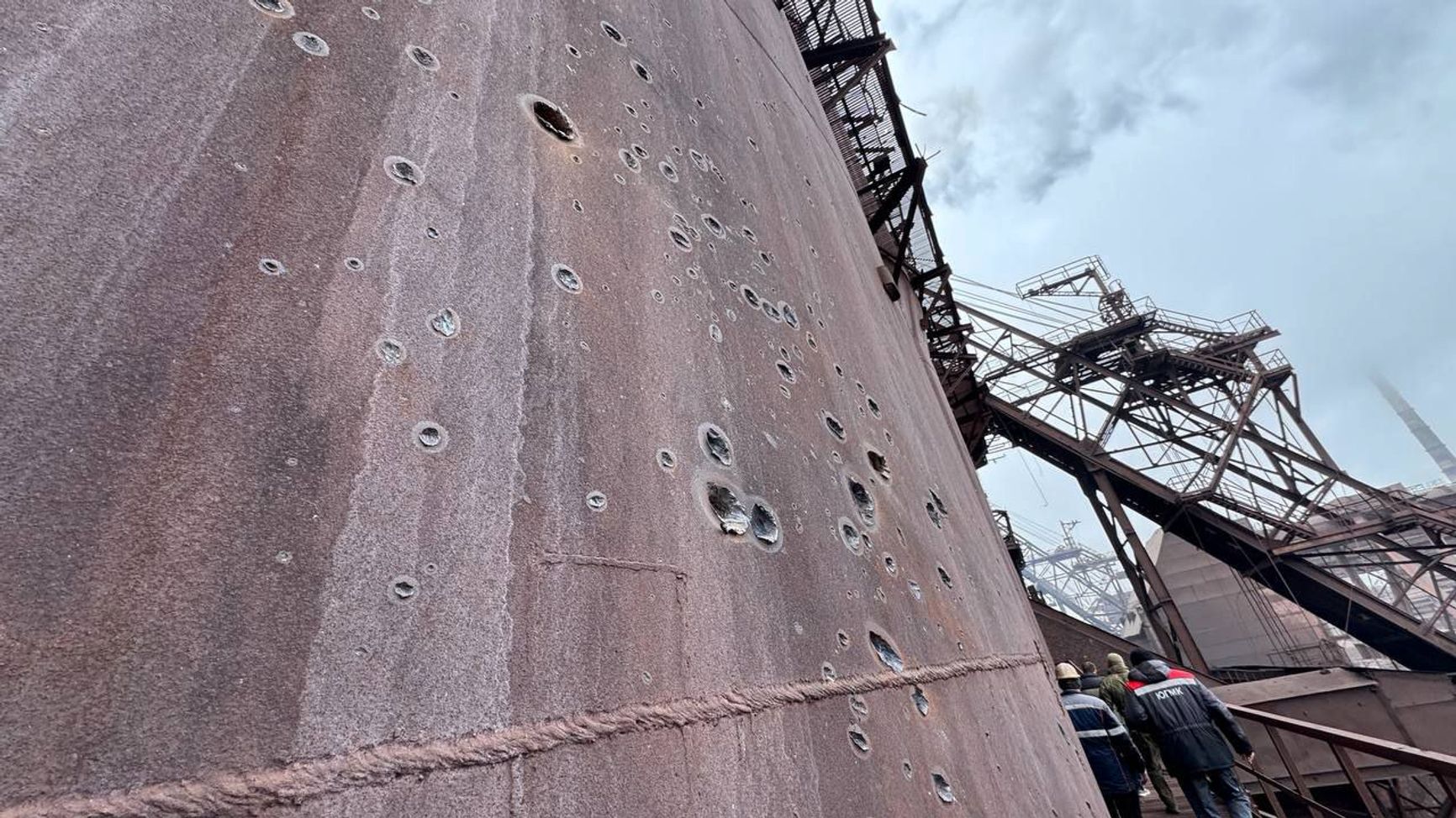 Последствия удара по промзоне в Алачевске в оккупированной части Луганской области