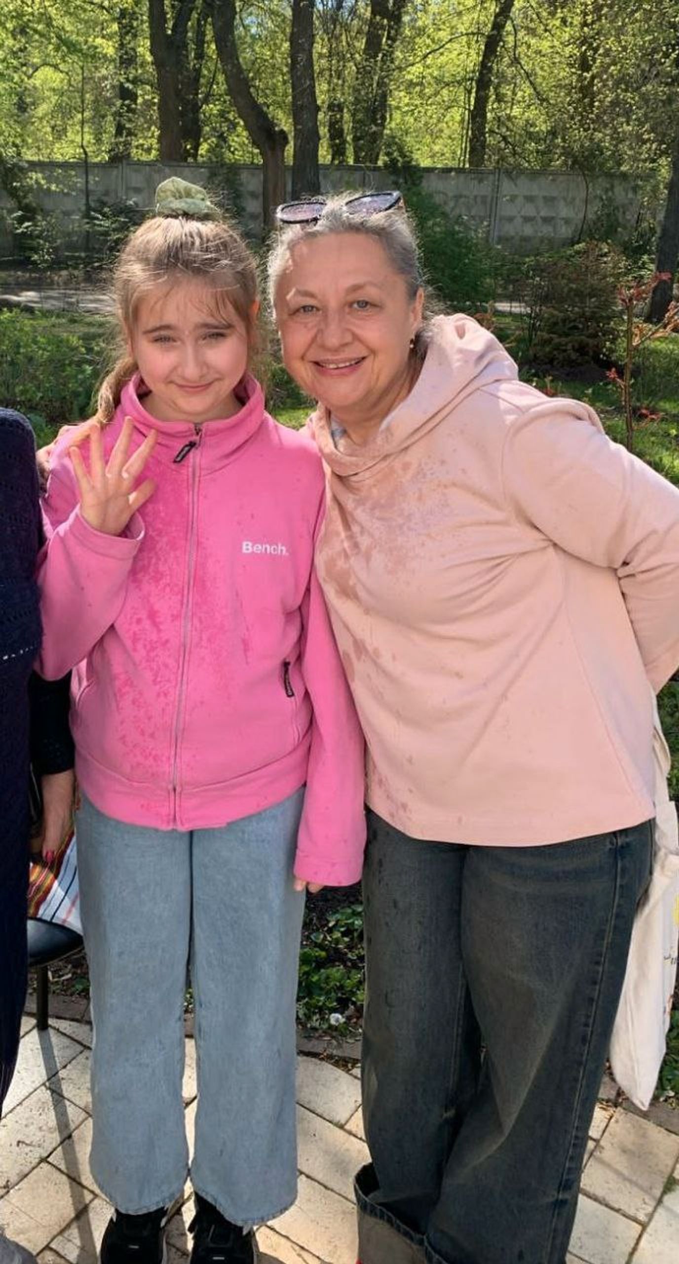 Наталья с Юлией Власовой, чьей матери дали 18 лет колонии и которая до сих пор находится в плену