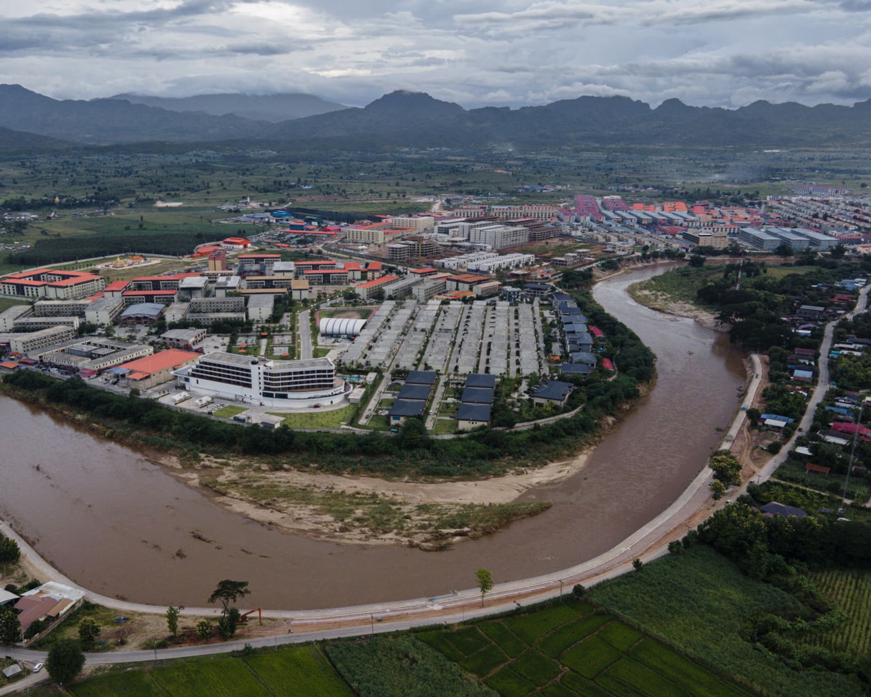 Вид на KK Park — один из крупнейших мошеннических центров в Мьянме