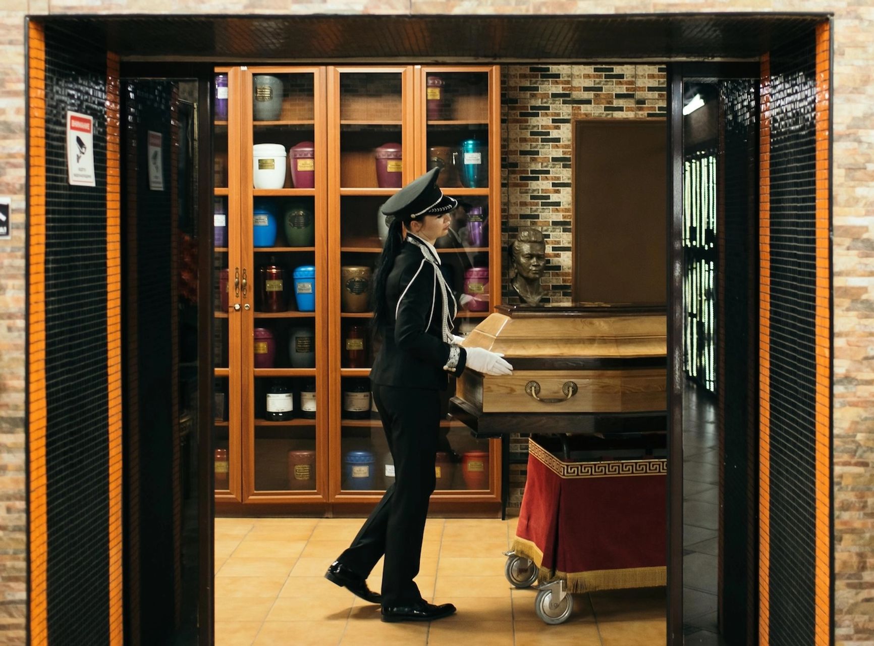 Танатопрактик Оксана Томилина в Новосибирском крематории