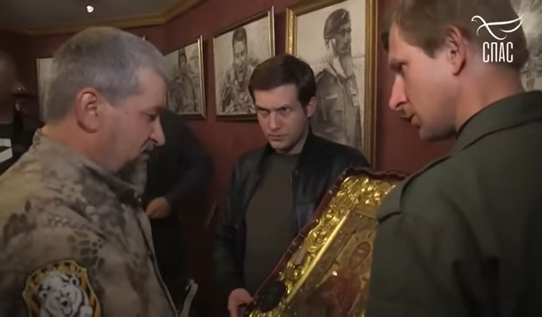 Борис Корчевников с иконой (в центре)