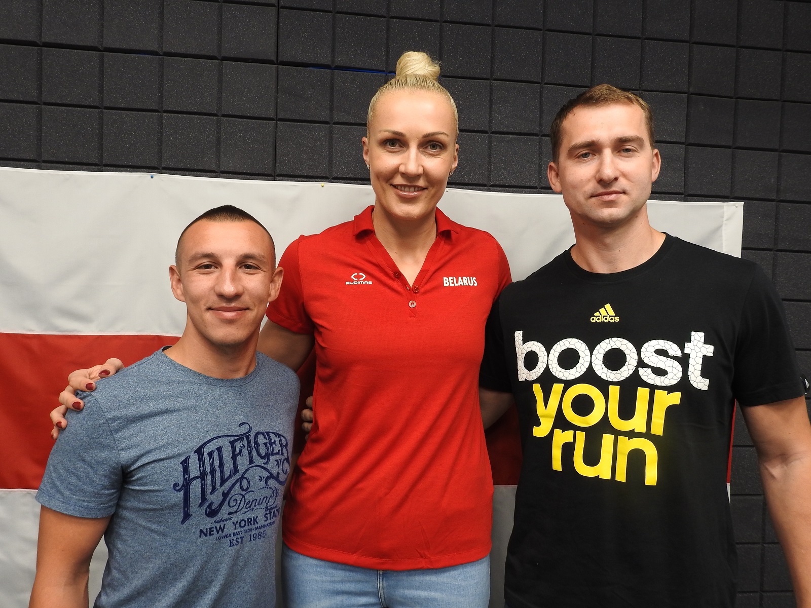 Баскетболистка Елена Левченко с кикбоксером Иваном Ганиным и легкоатлетом Андреем Кравченко после того, как оба спортсмена провели 10 суток в изоляторе