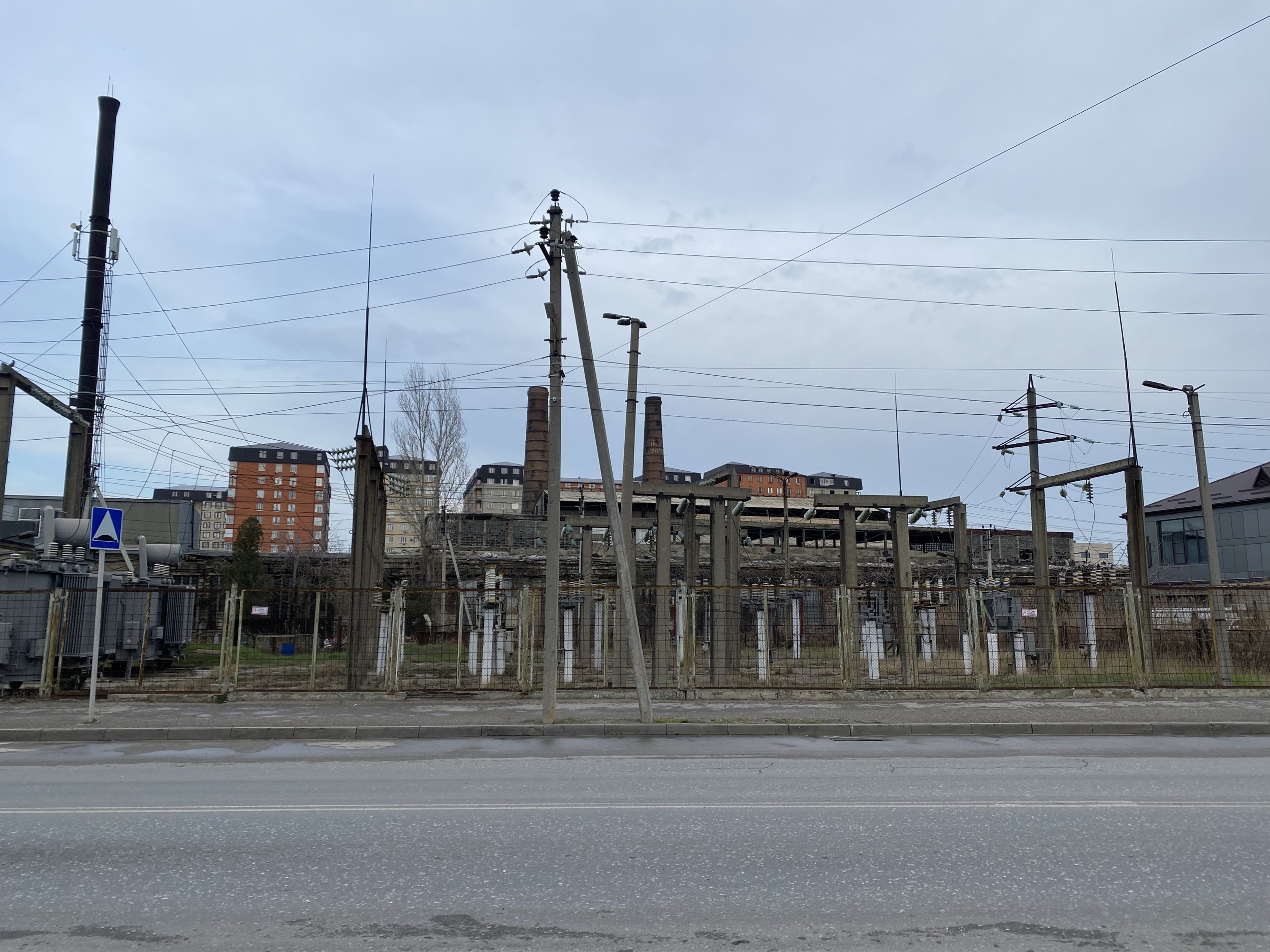 Трансформаторная подстанция в Редукторном поселке Махачкалы. Жители обвиняют в постоянных отключениях электроэнергии изношенные энергетические системы и оборудование, а также майнеров.
